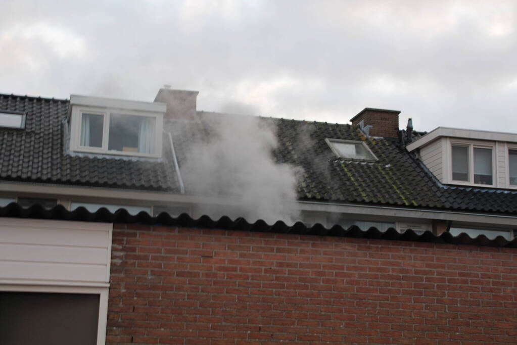 Flinke rookontwikkeling door brand na kortsluiting in koelkast