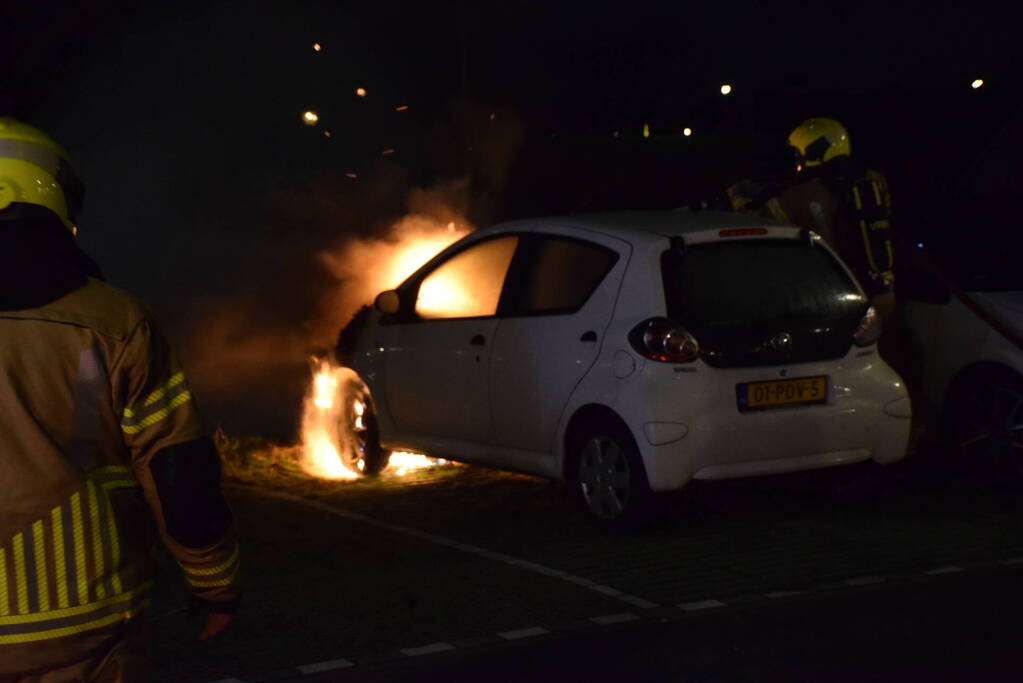 Vlammen en rookontwikkeling bij voertuigbrand