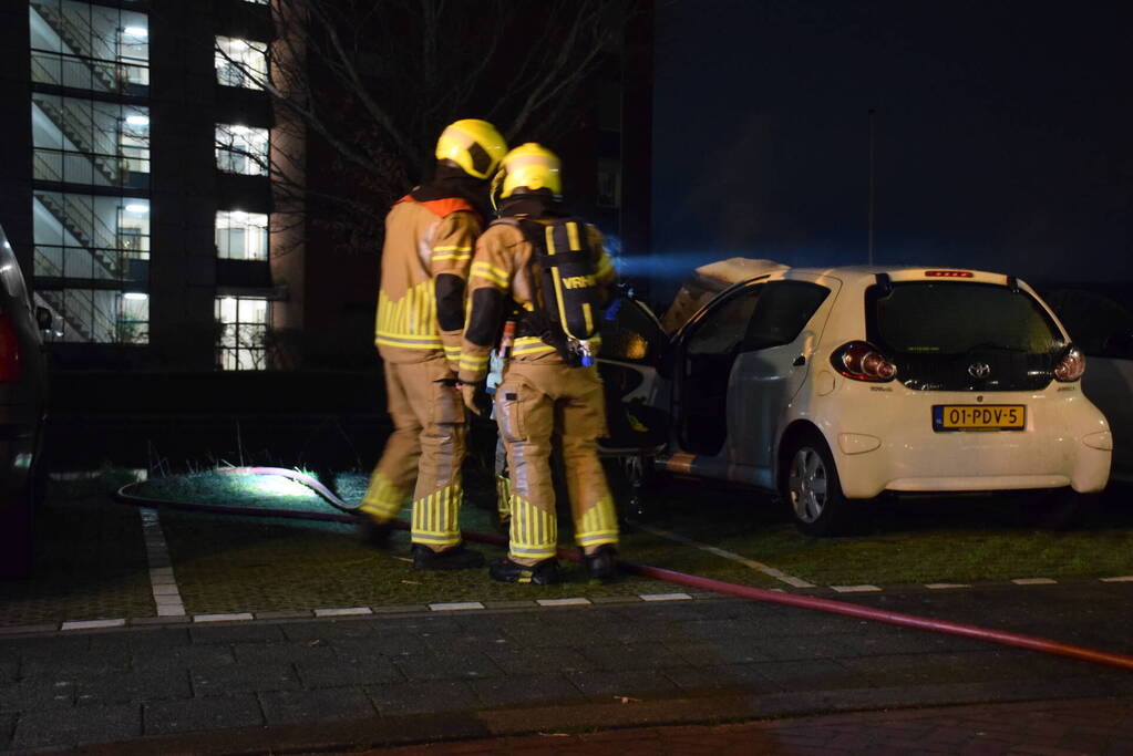 Vlammen en rookontwikkeling bij voertuigbrand