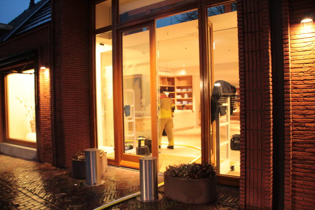 Kelder van modezaak onder water