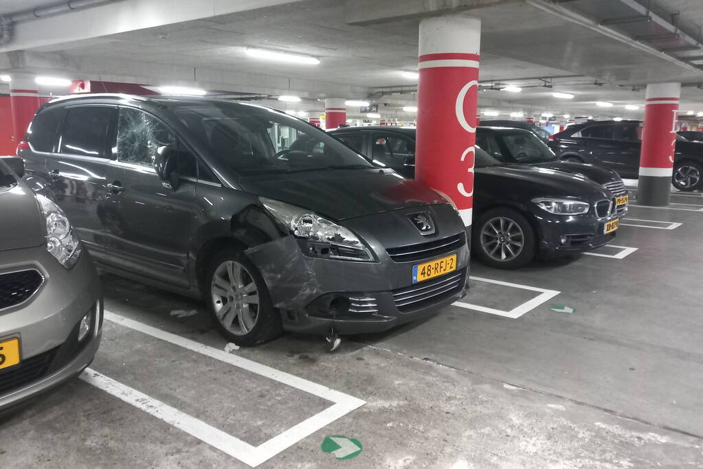 Brandweer ingezet voor vreemde lucht in parkeergarage