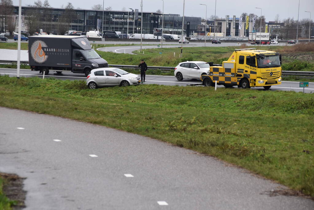 Automobilist verliest macht over stuur en belandt in berm