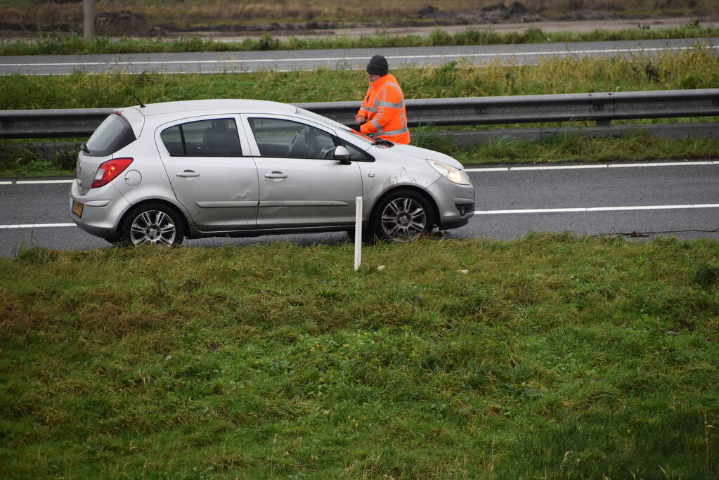 Automobilist verliest macht over stuur en belandt in berm