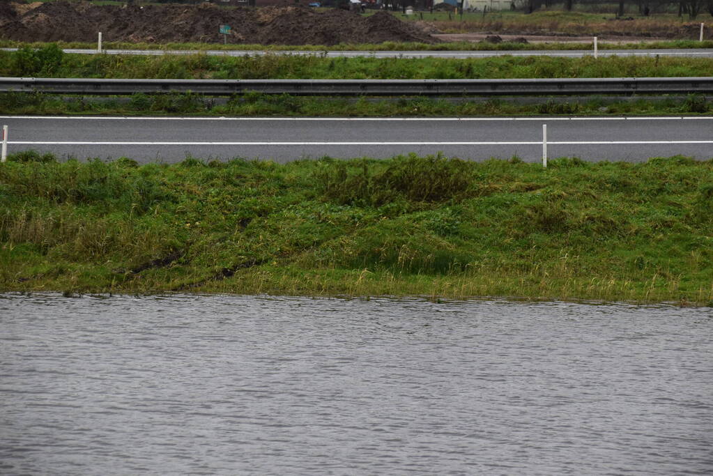 Automobilist verliest macht over stuur en belandt in berm