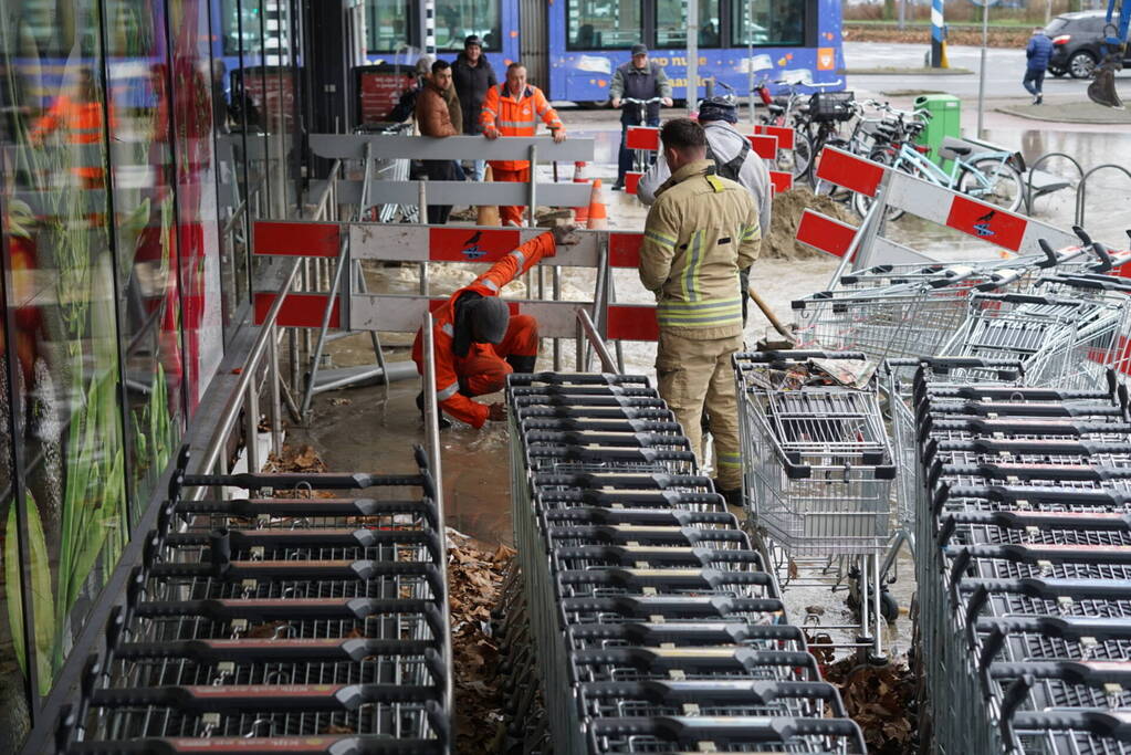 Hoofdwaterleiding gesprongen winkel dreigt onder te lopen