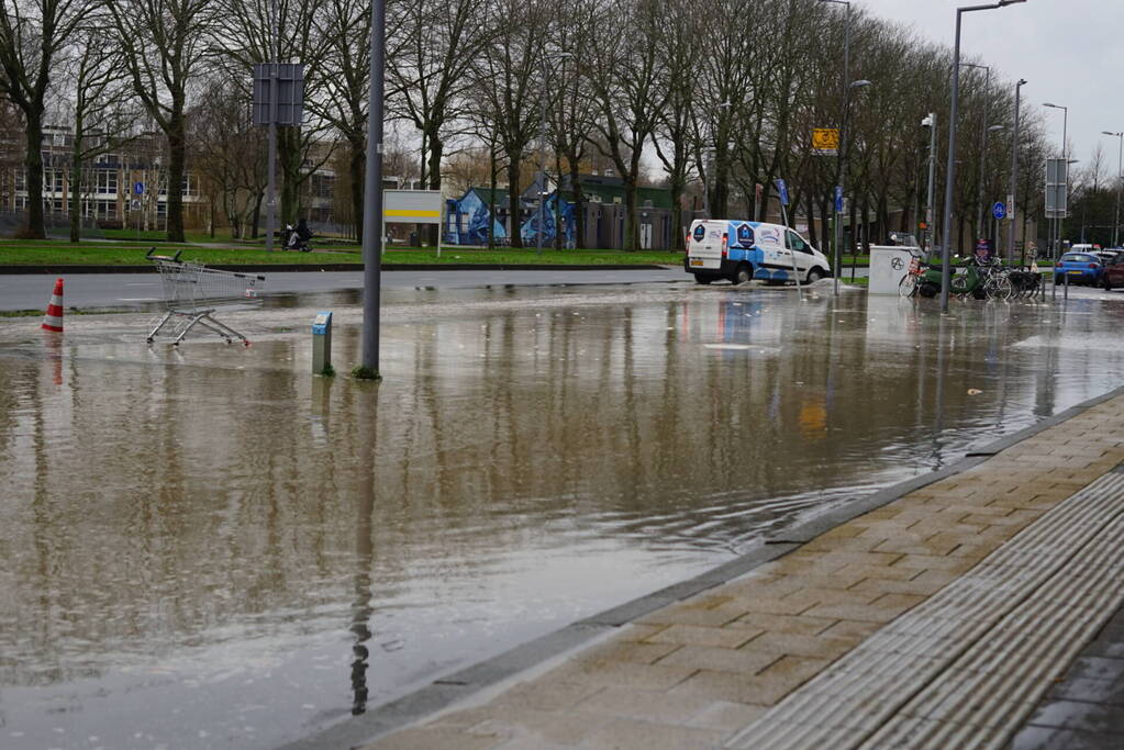 Hoofdwaterleiding gesprongen winkel dreigt onder te lopen