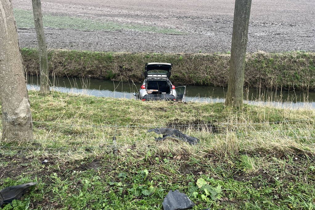 Automobilist ramt verkeersbord en raakt te water