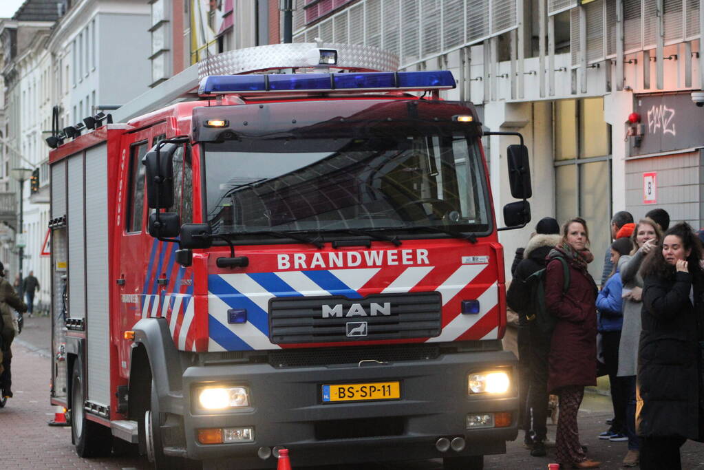 Rokende auto in parkeergarage