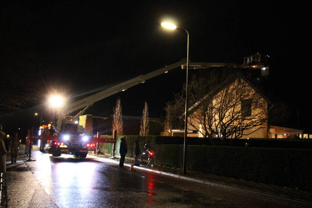 Brand in schoorsteen van vrijstaande woning