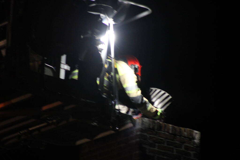 Brand in schoorsteen van vrijstaande woning
