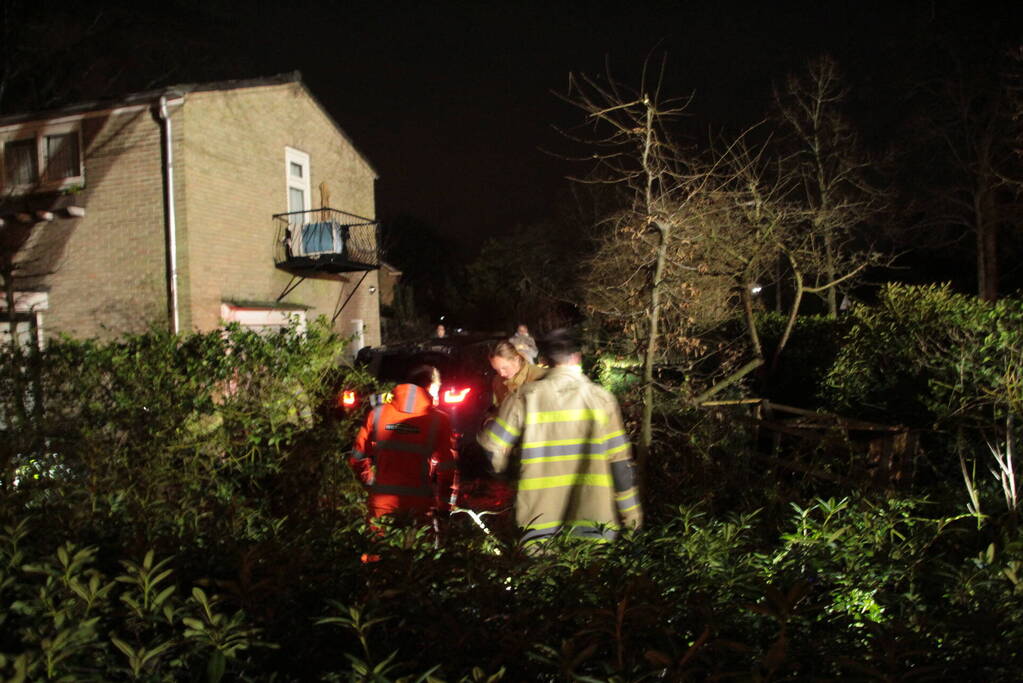 Auto vliegt uit de bocht en belandt in tuin