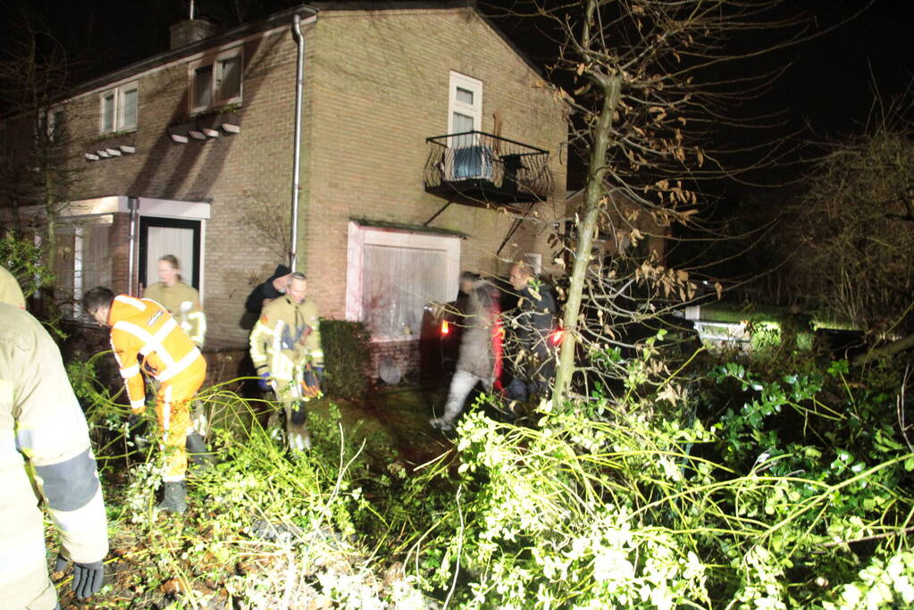 Auto vliegt uit de bocht en belandt in tuin
