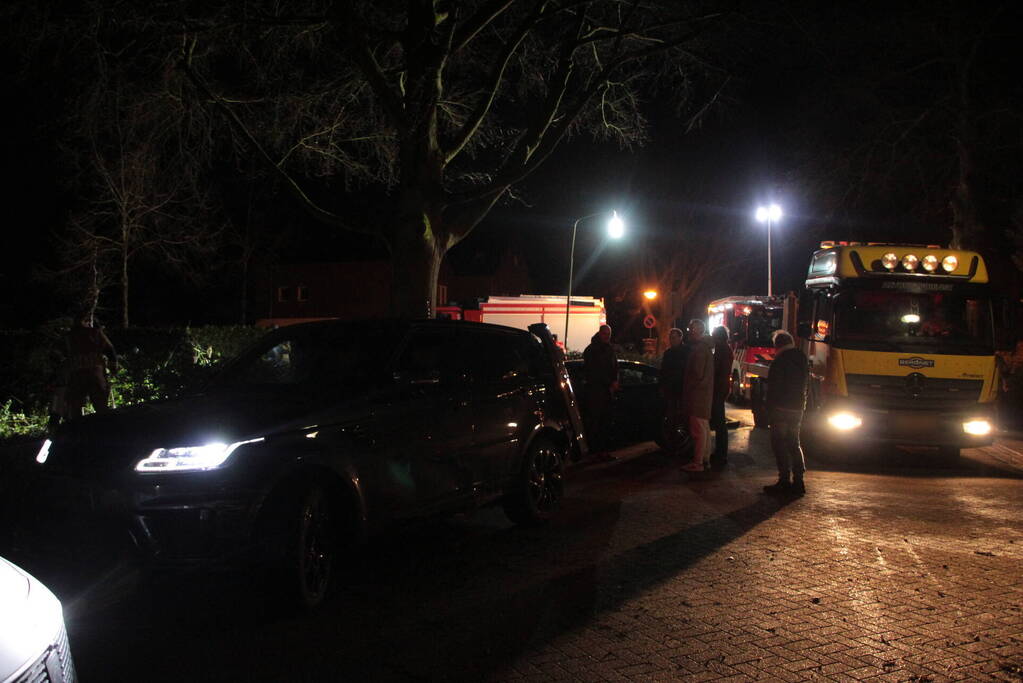 Auto vliegt uit de bocht en belandt in tuin