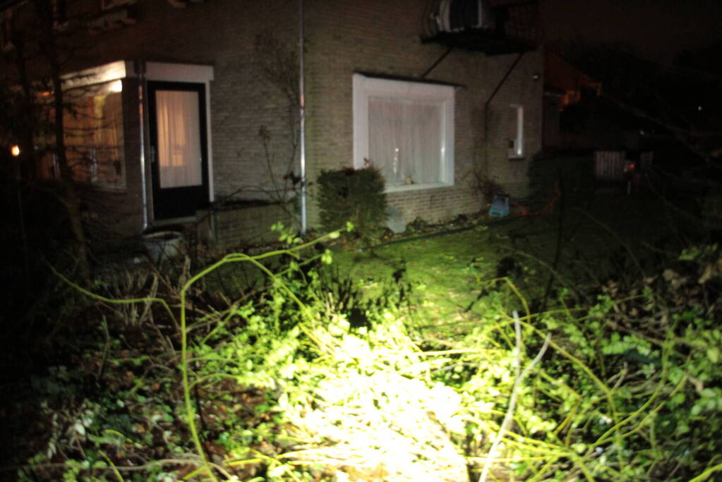 Auto vliegt uit de bocht en belandt in tuin