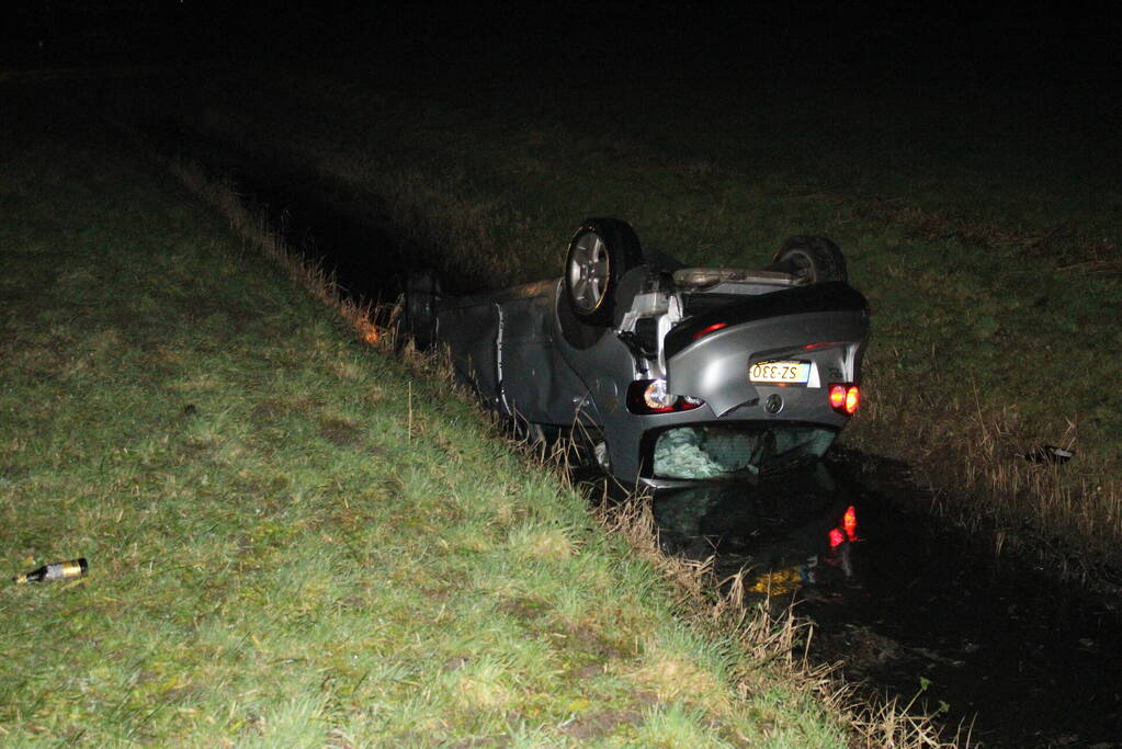 Auto op de kop in de sloot