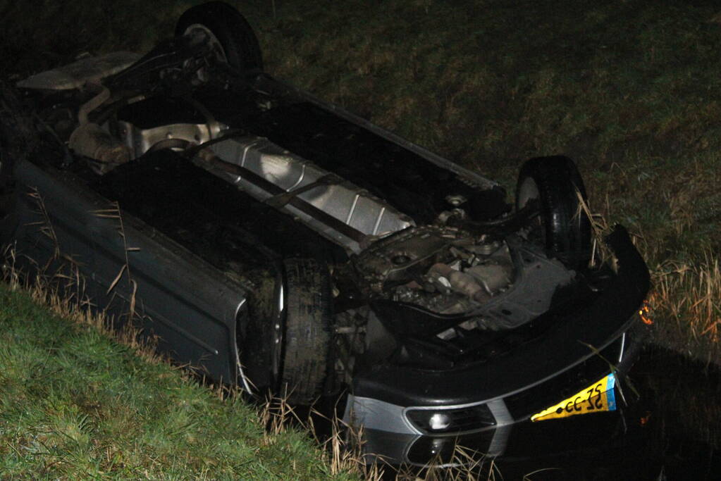 Auto op de kop in de sloot