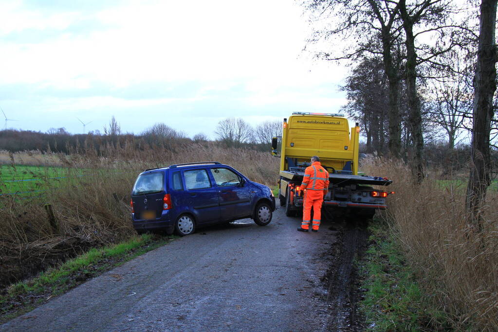 Automobilist vliegt uit de bocht en belandt in sloot