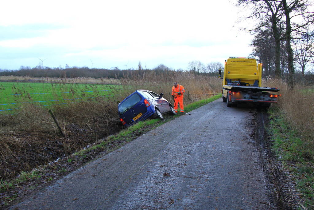Automobilist vliegt uit de bocht en belandt in sloot