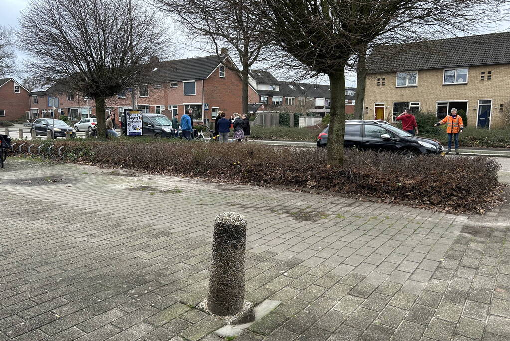 Fietser zwaargewond bij botsing met bestelbus