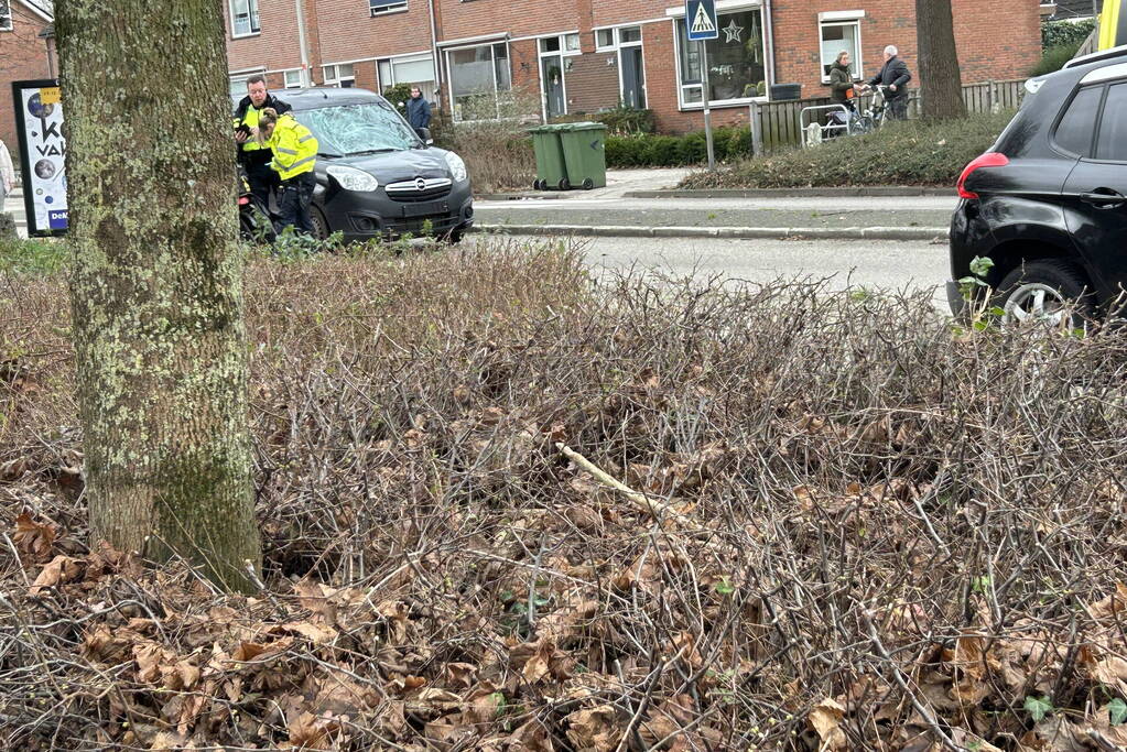 Fietser zwaargewond bij botsing met bestelbus