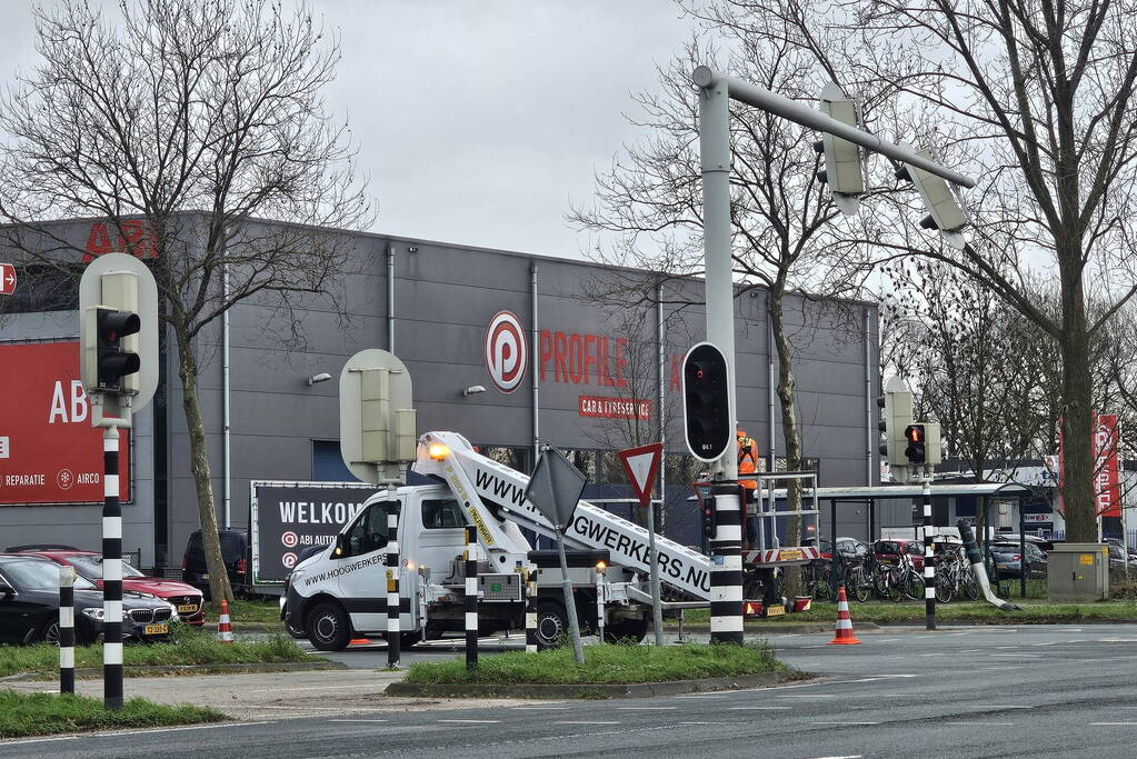 Verkeerslicht hangt los boven fietspad