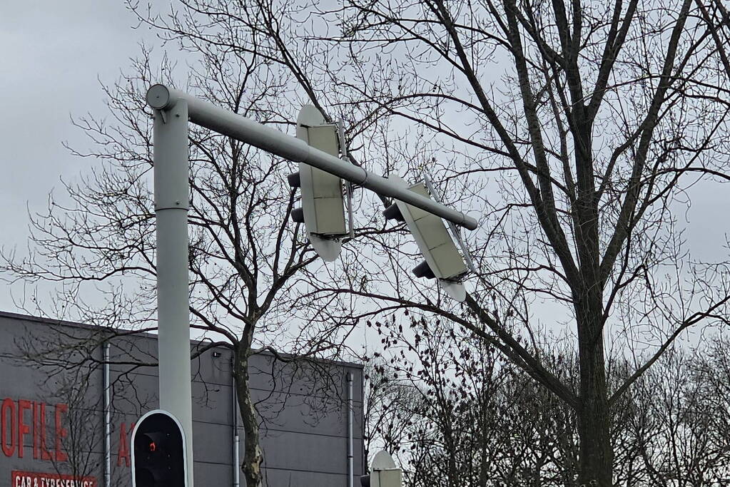 Verkeerslicht hangt los boven fietspad
