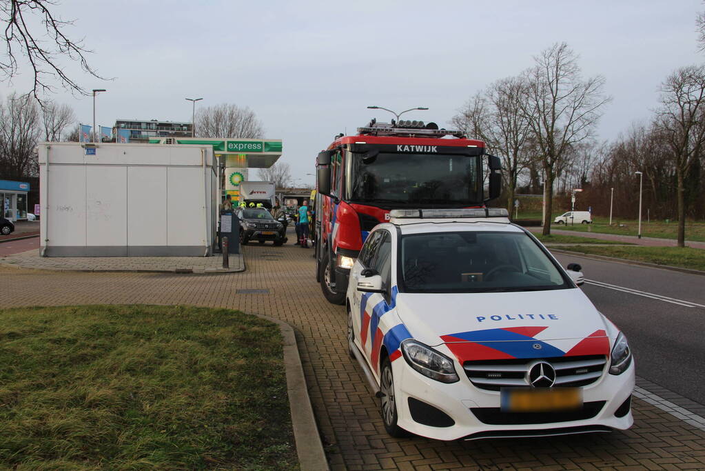 Bakwagen en auto beschadigd door ongeval