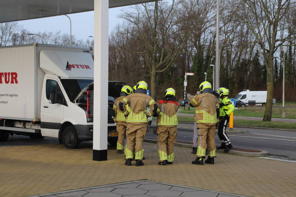 Bakwagen en auto beschadigd door ongeval