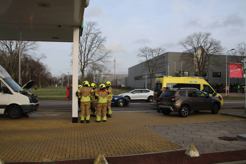 Bakwagen en auto beschadigd door ongeval