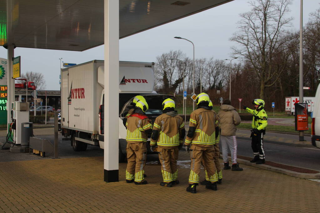 Bakwagen en auto beschadigd door ongeval
