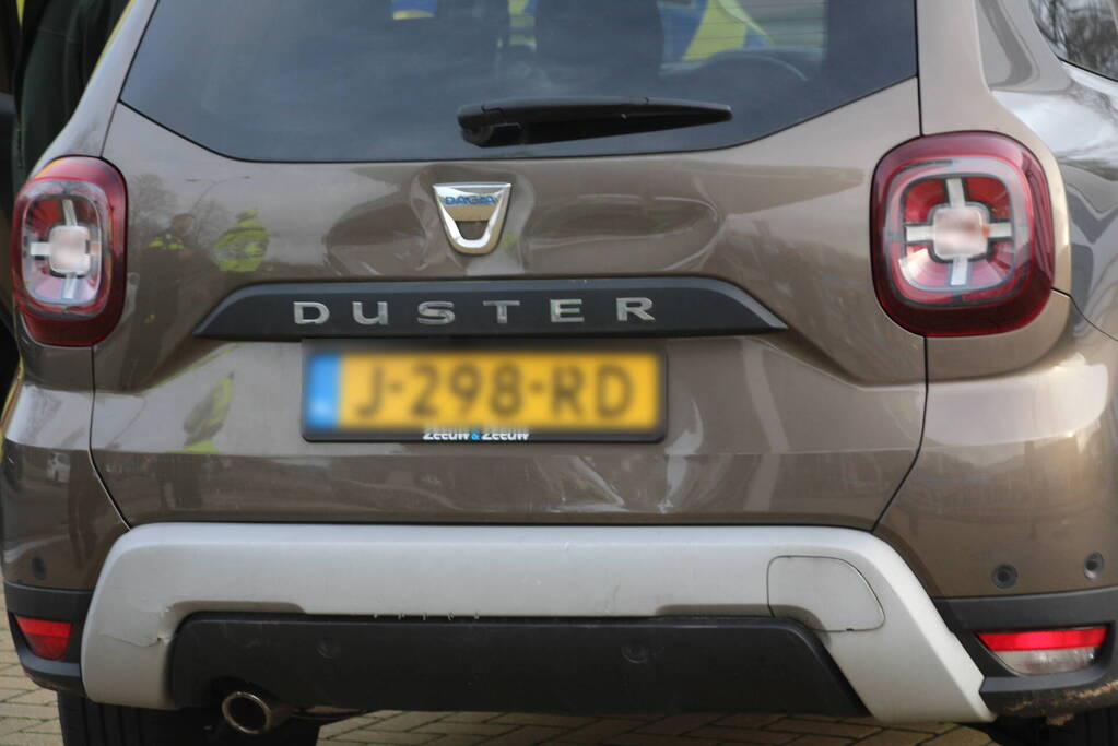 Bakwagen en auto beschadigd door ongeval