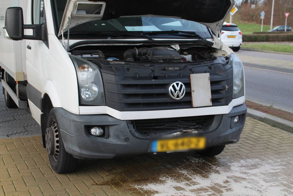 Bakwagen en auto beschadigd door ongeval