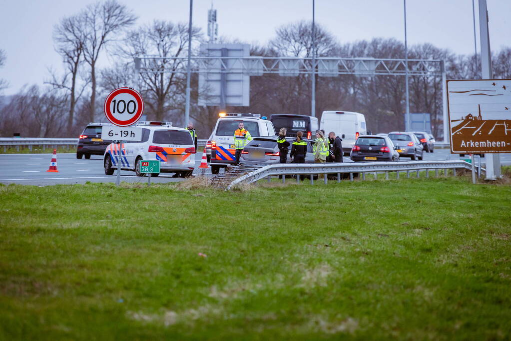 Auto knalt hard tegen vangrail