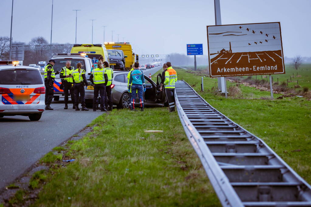 Auto knalt hard tegen vangrail