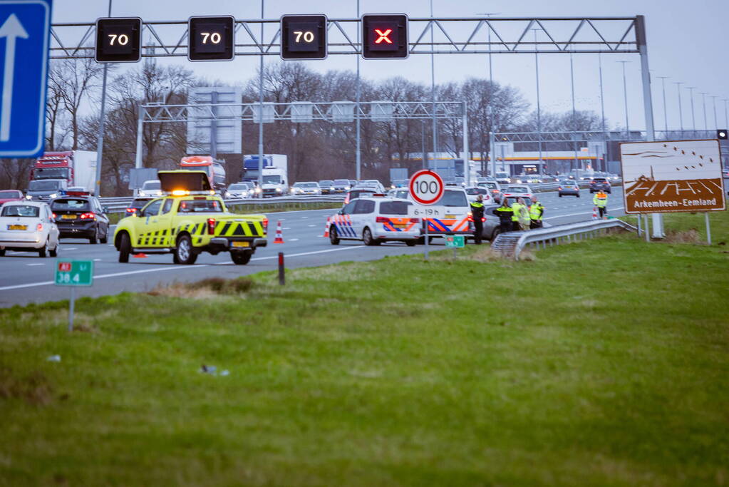 Auto knalt hard tegen vangrail