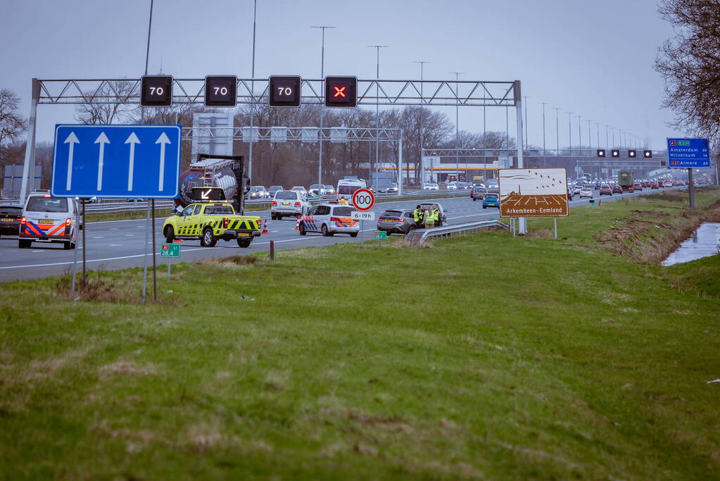 Auto knalt hard tegen vangrail