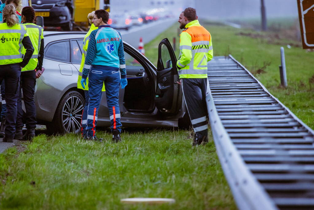 Auto knalt hard tegen vangrail