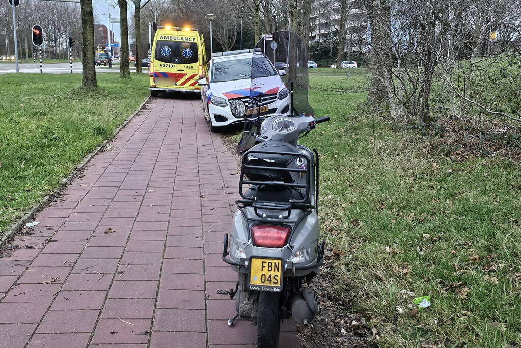 Scooterrijder onderuit na uitwijkmanoeuvre