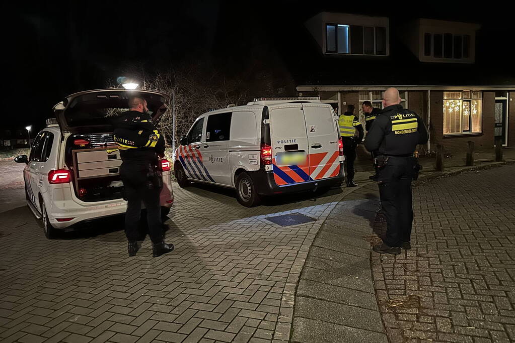 Speurhond zoekt naar vuurwapen na overval