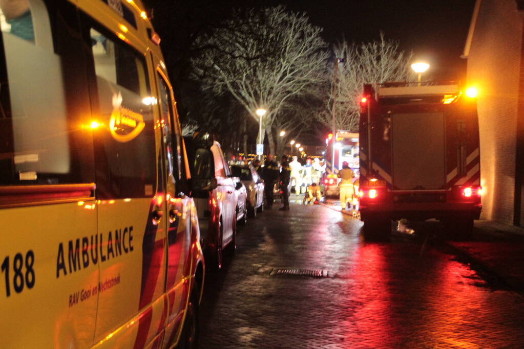 Persoon en hond uit brandende woning gered