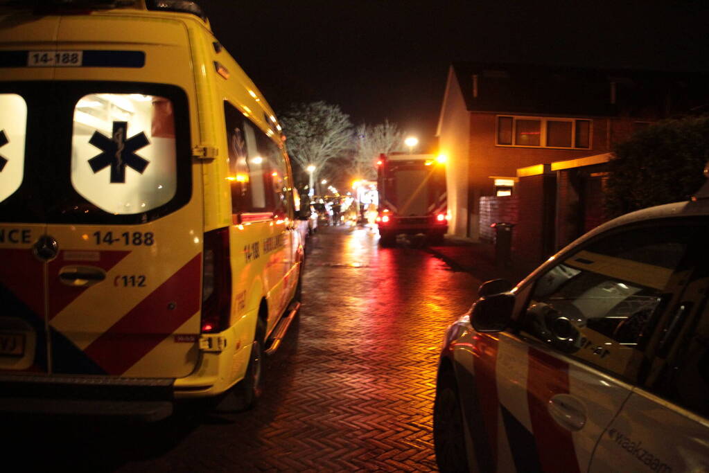 Persoon en hond uit brandende woning gered