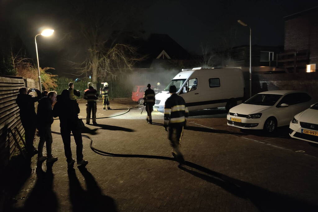 Auto uitgebrand op parkeerplaats