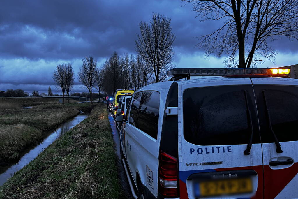 Auto te water inzittenden verlaten plaats ongeval