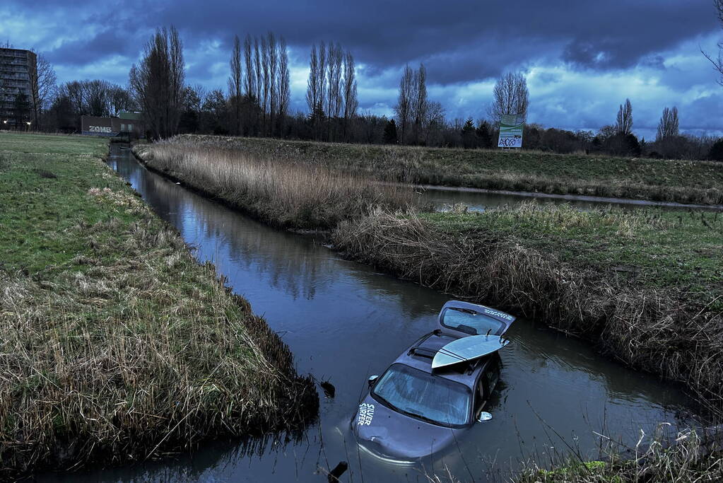 Auto te water inzittenden verlaten plaats ongeval