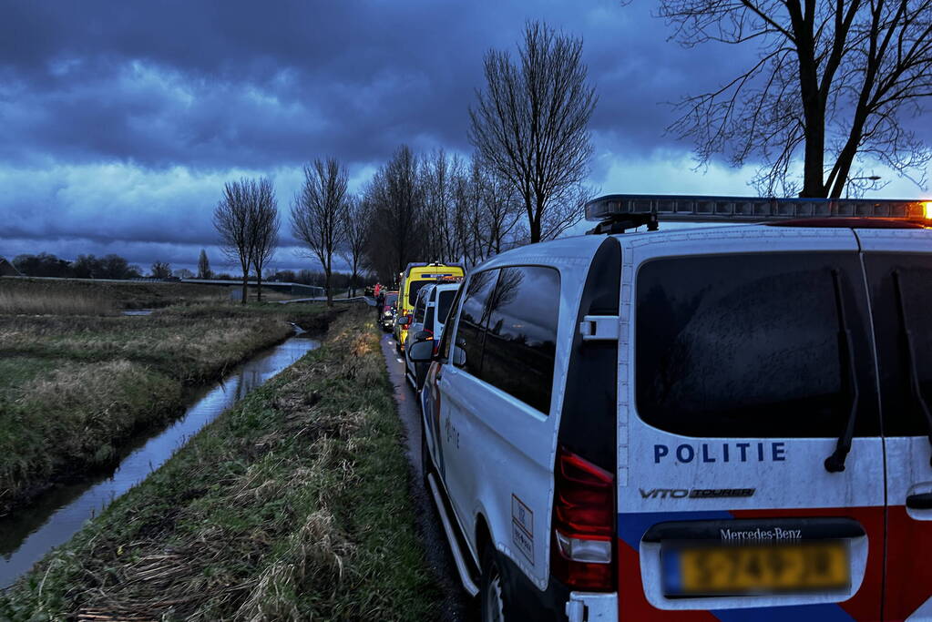 Auto te water inzittenden verlaten plaats ongeval