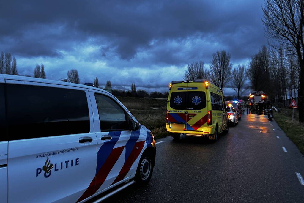 Auto te water inzittenden verlaten plaats ongeval