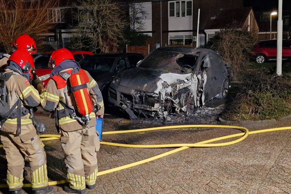 Porsche Cayenne verwoest door brand