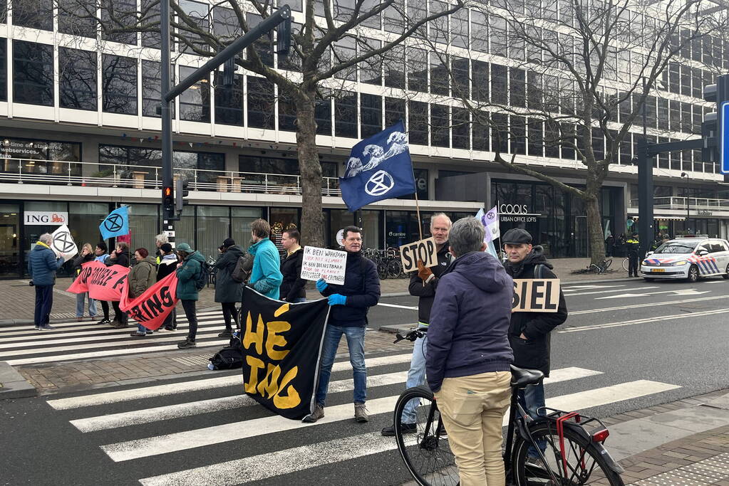 Demonstranten Extinction Rebellion blokkeren Coolsingel