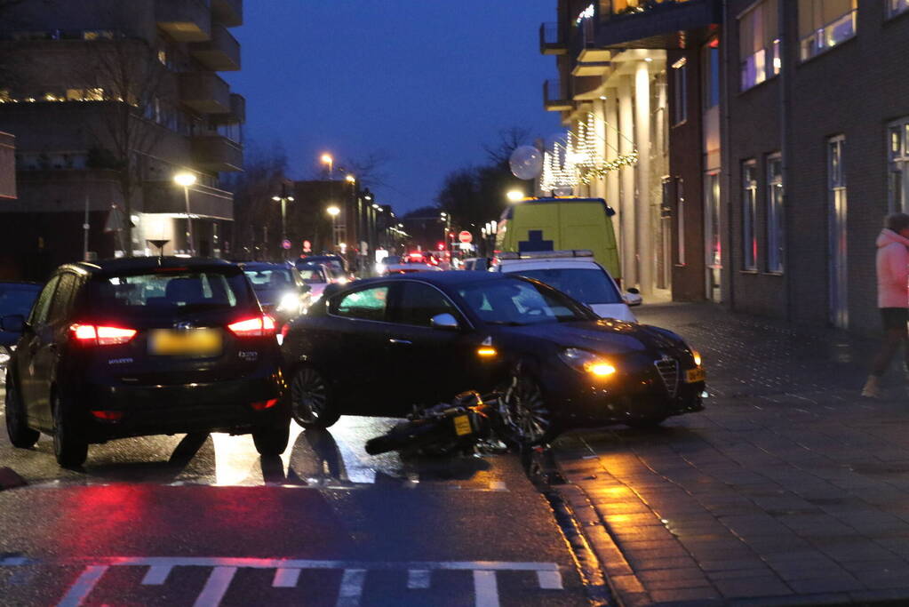 Brommerrijder botst op personenauto
