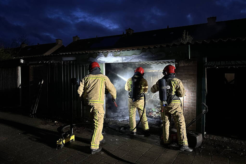 Felle brand in garage, vuurwerk mogelijk oorzaak van de brand